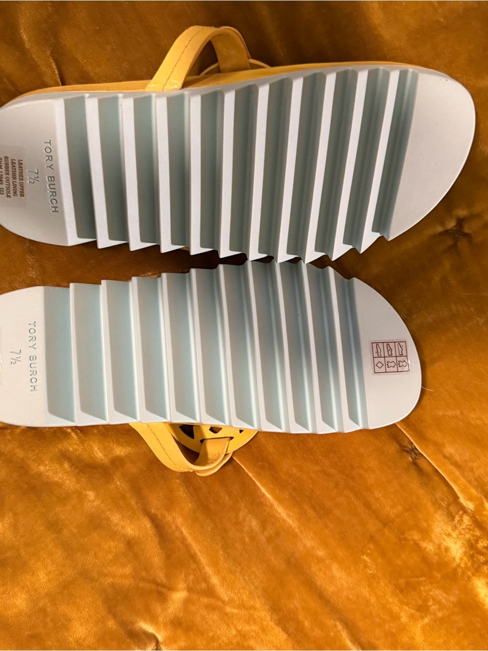 Tory Burch Logo cloud lug  Sandals in yellow with blue sole - Picture 4 of 4